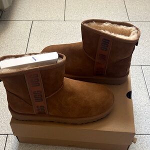 UGG Women’s Classic Mini Side Logo Boots - chestnut